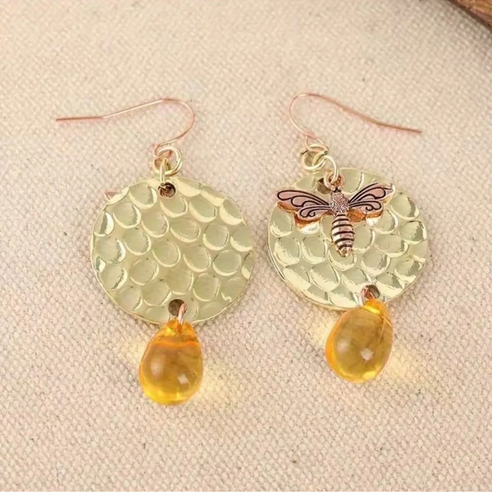 Vintage Gothic Copper Bumble Bee Earrings - Picture 3 of 10